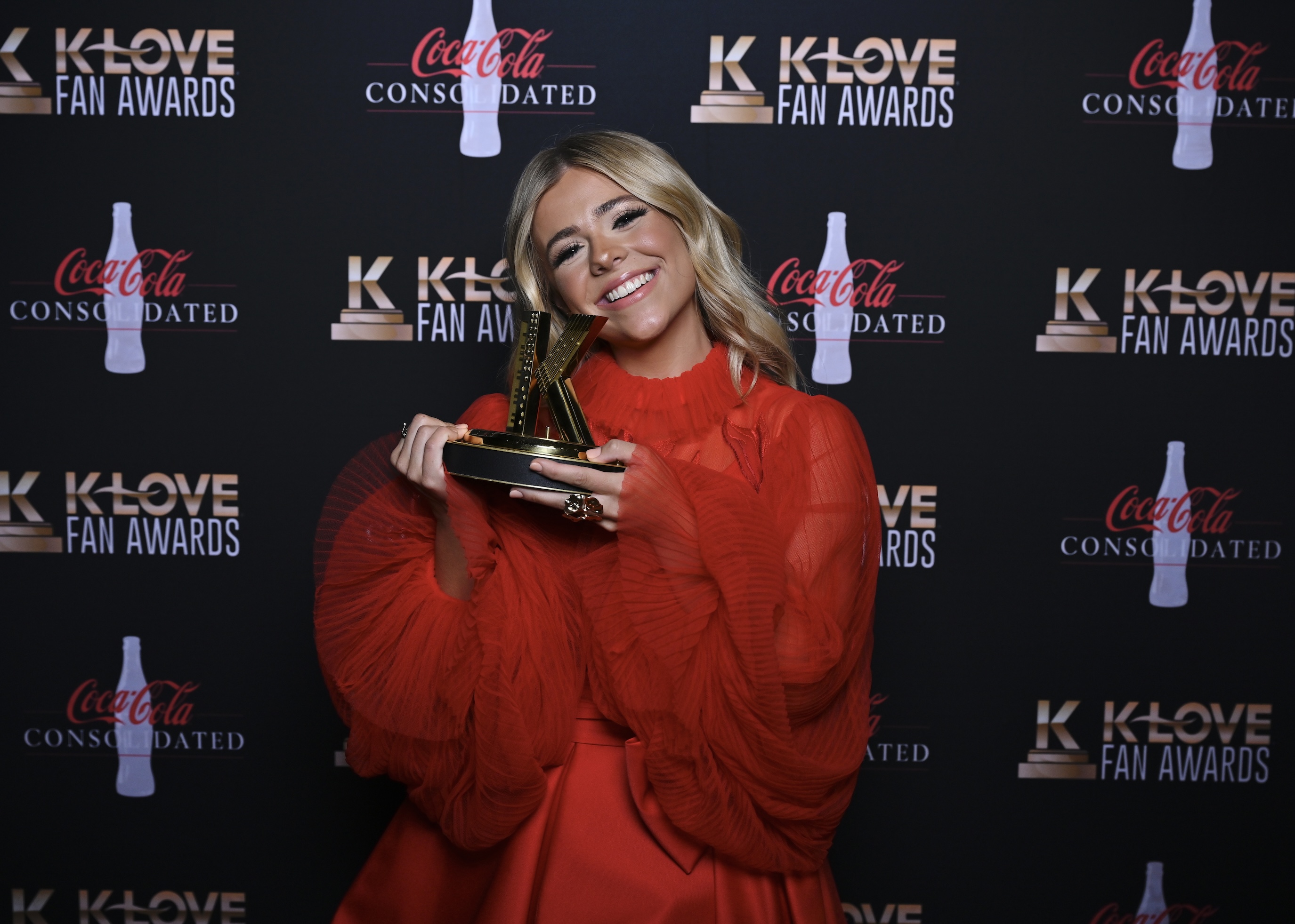 Anne Wilson holding K-LOVE Fan Award for Breakout Single of the Year