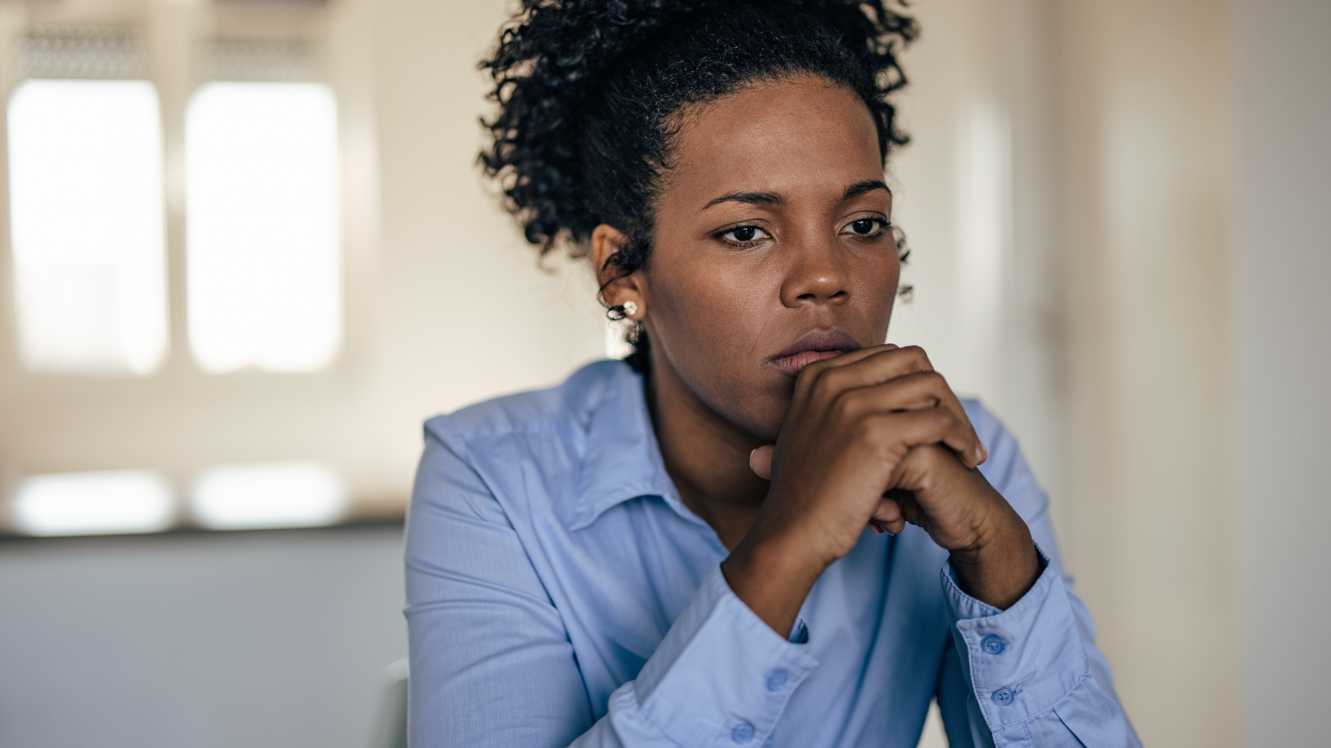 Spanish 12 Bible Verses About Overcoming Anxiety Image
