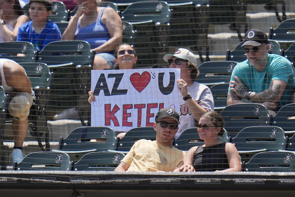 Fans show support for Arizona Diamondbacks