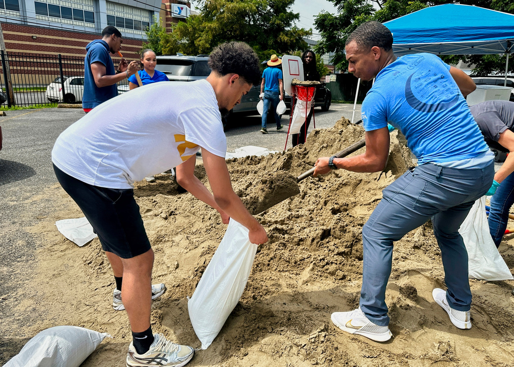 Volunteers fill sandbags for New Orleans residents