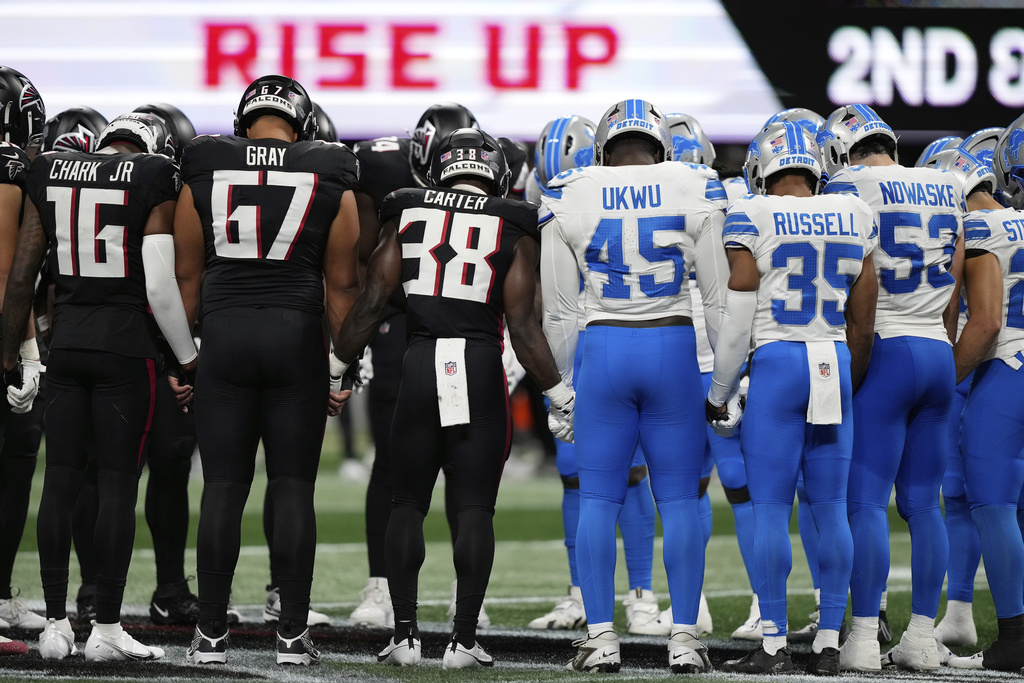 Atlanta Falcons and Detroit Lions players pray together