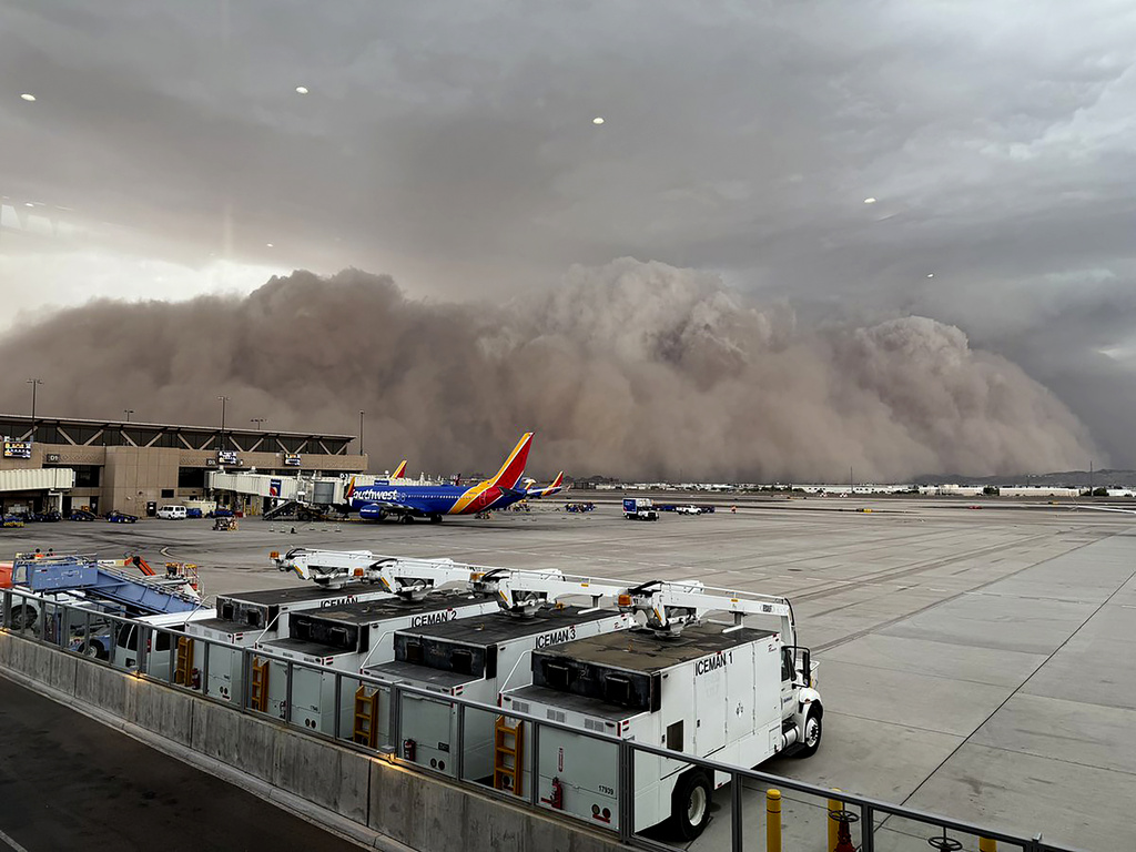 A towering cloud of dust at Phoenix Sky Harbor International Airport