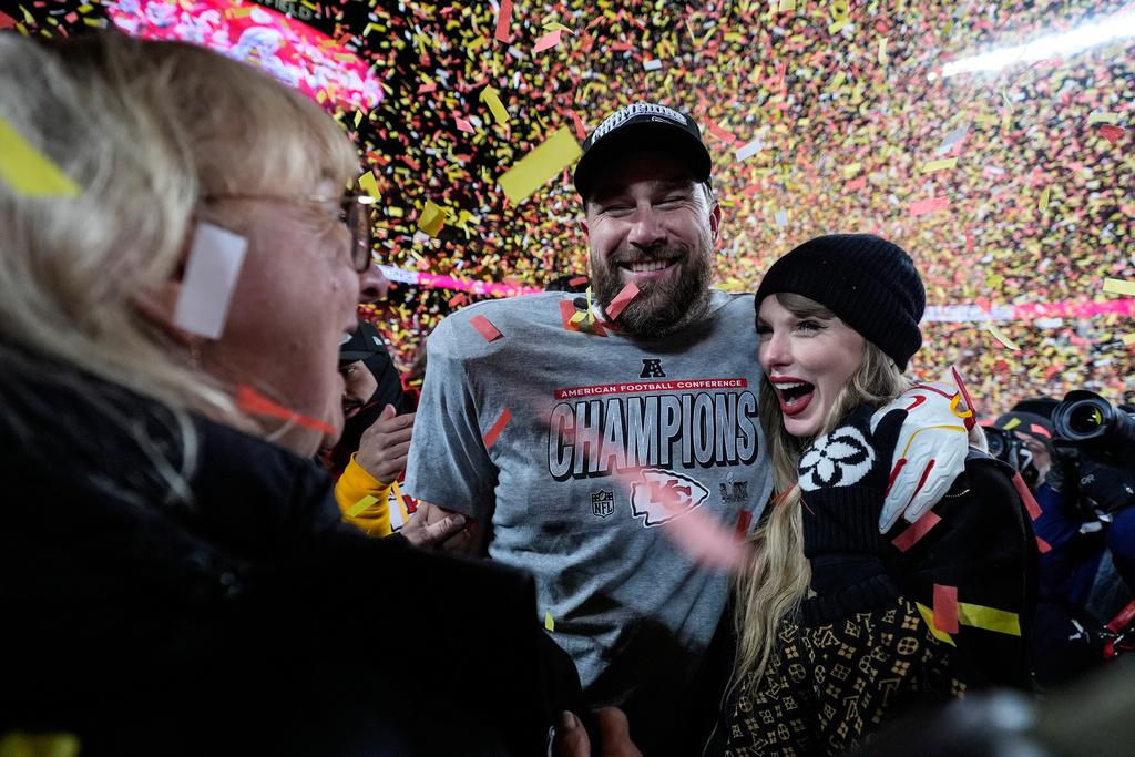 Donna Kelce stands with her son Kansas City Chiefs tight end Travis Kelce and Taylor Swift after the AFC Championship NFL football game against the Buffalo Bills