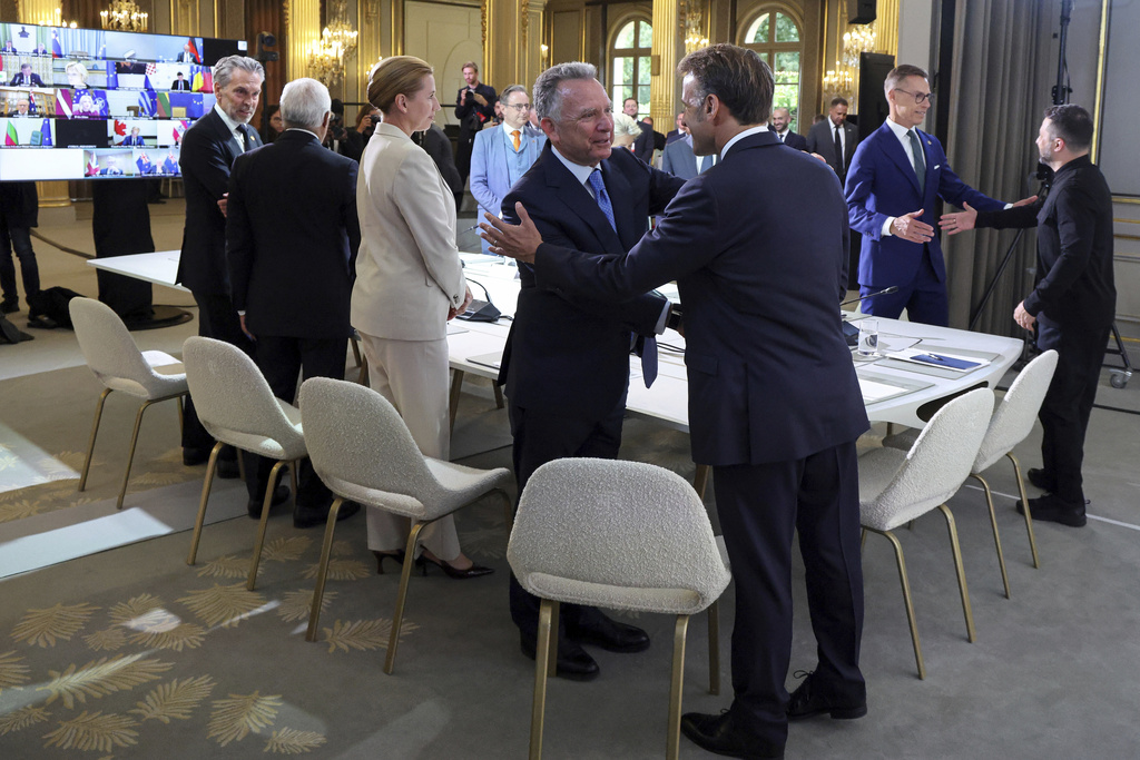 White House Special Envoy Steve Witkoff, center left, shakes hand with France