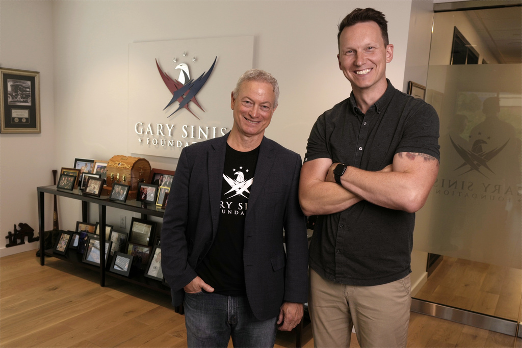 Gary Sinise, left, and CreatiVets executive director Richard Casper