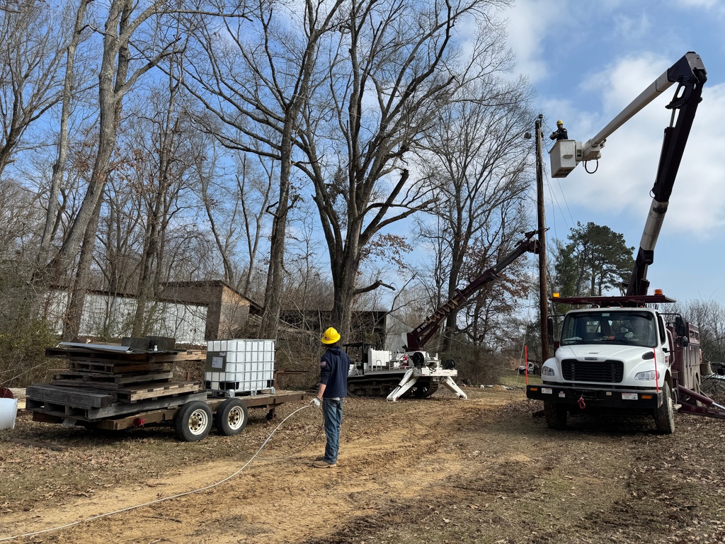 Ethan Green, 21, left, an apprentice one lineman at the Yazoo Valley Power Association, looks up at a crew member Taylor Arinder on Friday, Jan. 30, 2026 in Bentonia, Miss.