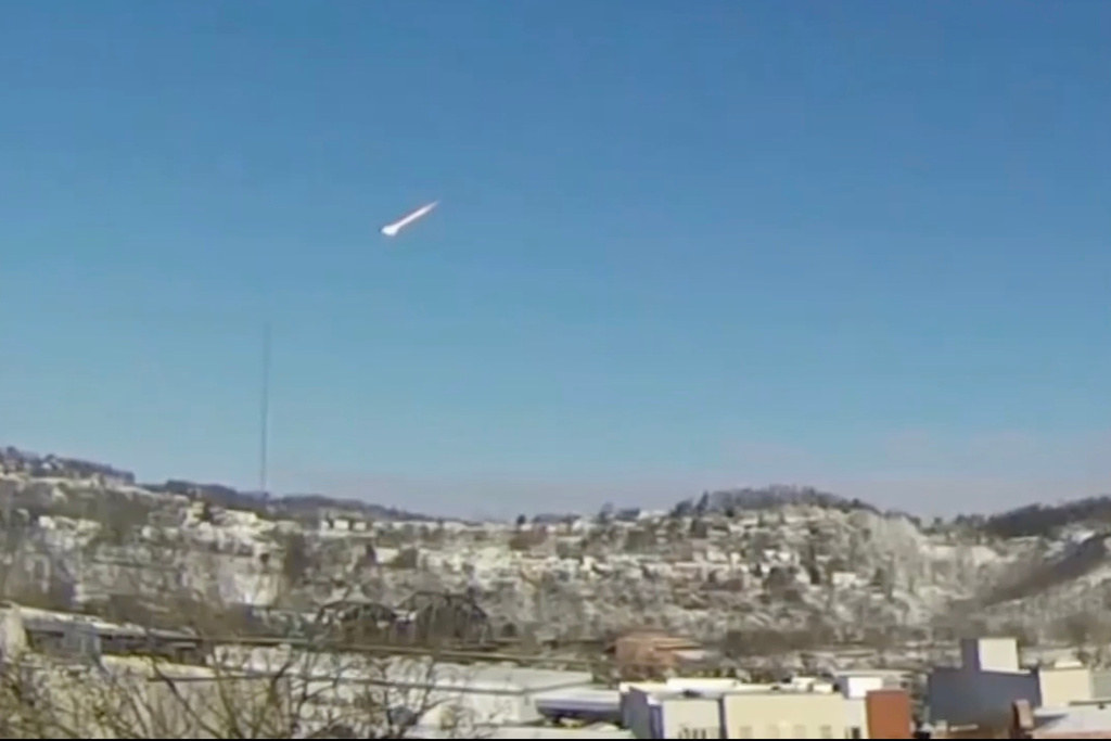 Suspected meteor falling through the sky in the greater Pittsburgh, Pa.