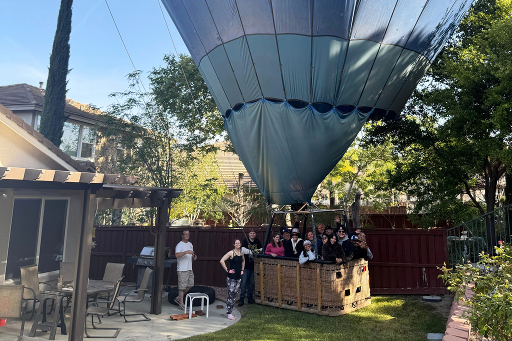 Hot Air Balloon & 13 Onboard Make Safe Emergency Backyard Landing
