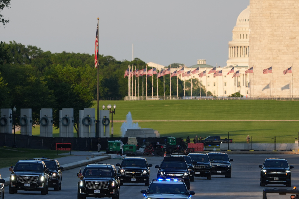 New Improved Lincoln Memorial Reflecting Pool: President Makes Unannounced Trip To See It 