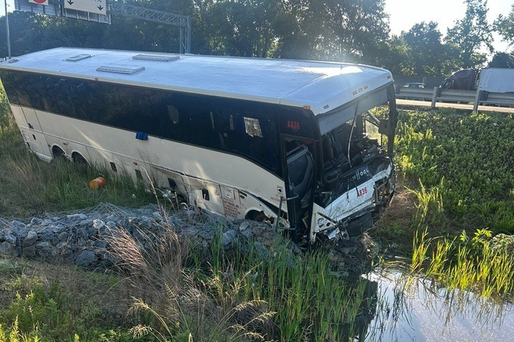 Lives Lost, Dozens Hurt As Bus Hits Vehicles On Virginia Interstate