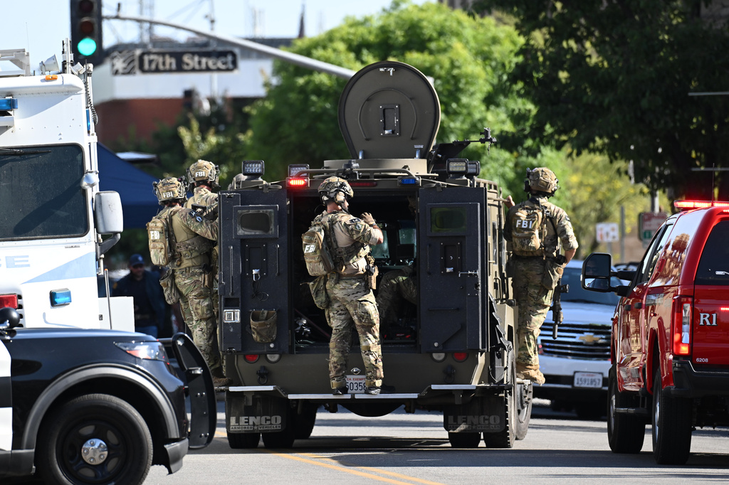 FBI agents respond after a man barricaded himself inside a building with hostages Tuesday, June 2, 2026, in Bakersfield, Calif. 