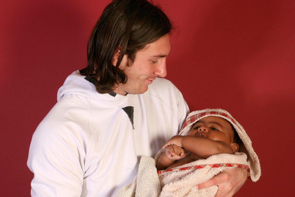 2007 Image: Messi Holding Infant Lamine Yamal; Topps Will Release Trading Card