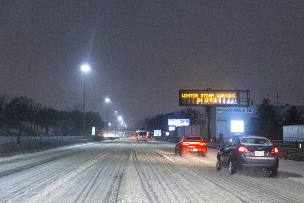 ehicles drive north along U.S. 131 during a winter storm warning in Grand Rapids, Mich.