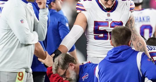 Buffalo Bills players and staff pray for Buffalo Bills