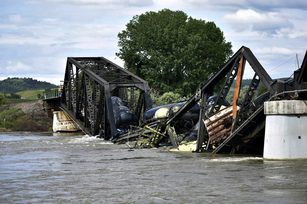 Freight Train Plunges Into Yellowstone River - Vimarsana News
