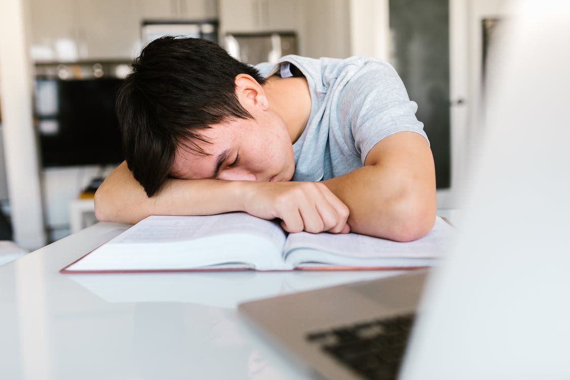 adjusting-sleep-schedule-as-kids-head-back-to-school-positive