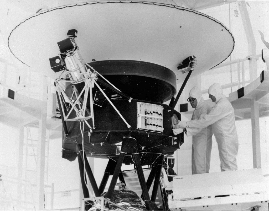 after-days-of-silence-nasa-hears-signal-from-voyager-2-spacecraft