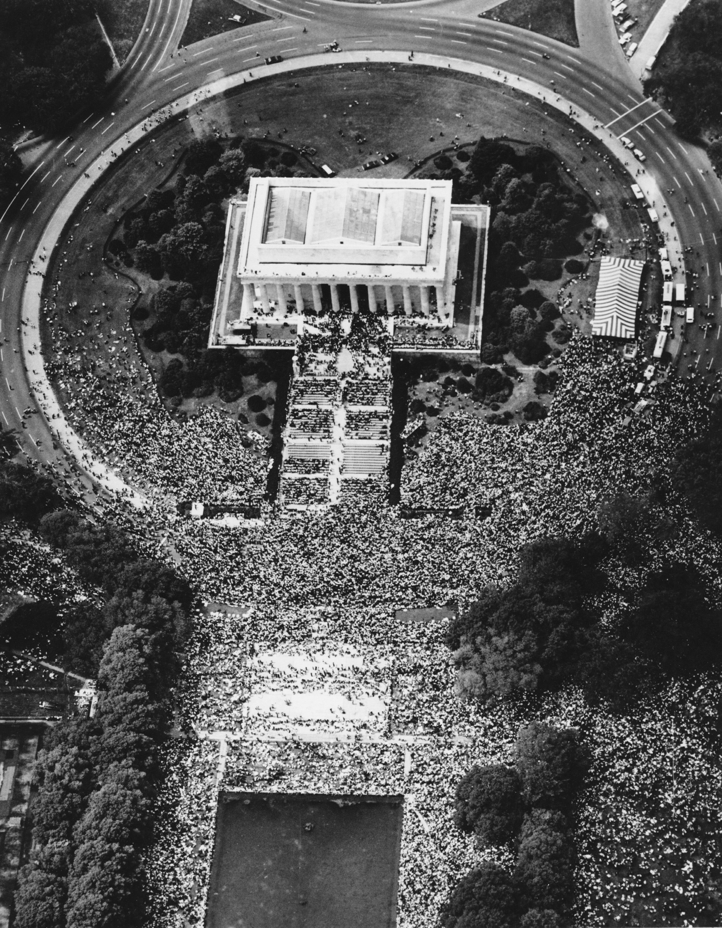 Aerial view of the MLK speech at Lincoln Memorial in 1963 with thousands of people in attendance.