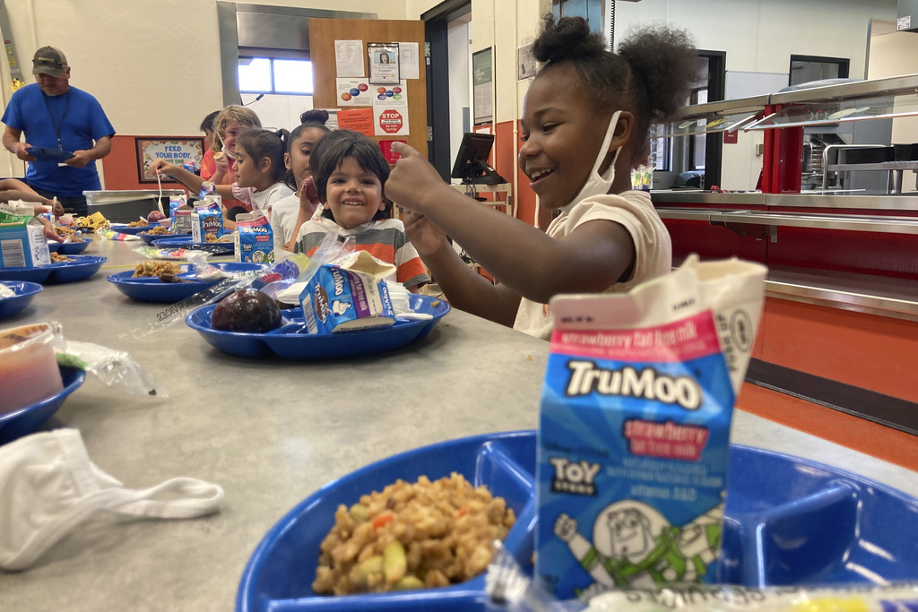 Students eating lunch in the cafeteria at Lowell Elementary School in Albuquerque, New Mexico