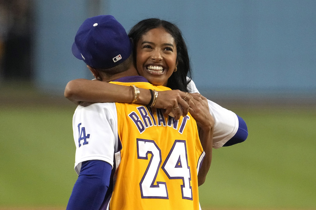 Mookie Betts, Dodgers show Kobe Bryant love ahead of Lakers Night