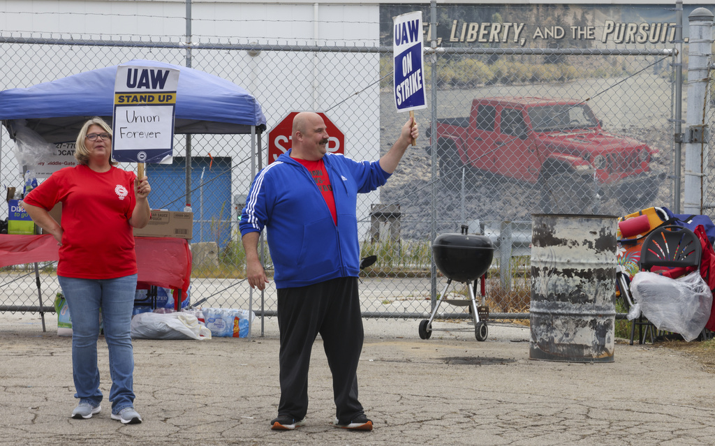 7,000 More Workers Join The United Autoworkers Strikes | Positive ...