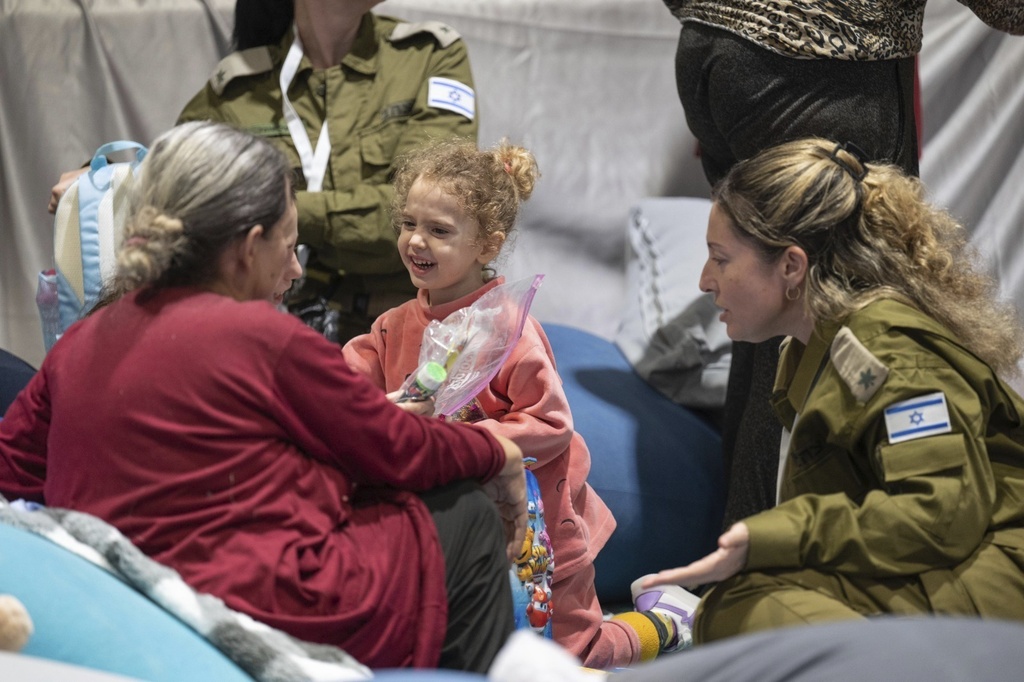  Yahel Shoham, 3 years old, upon her arrival in Israel after being freed