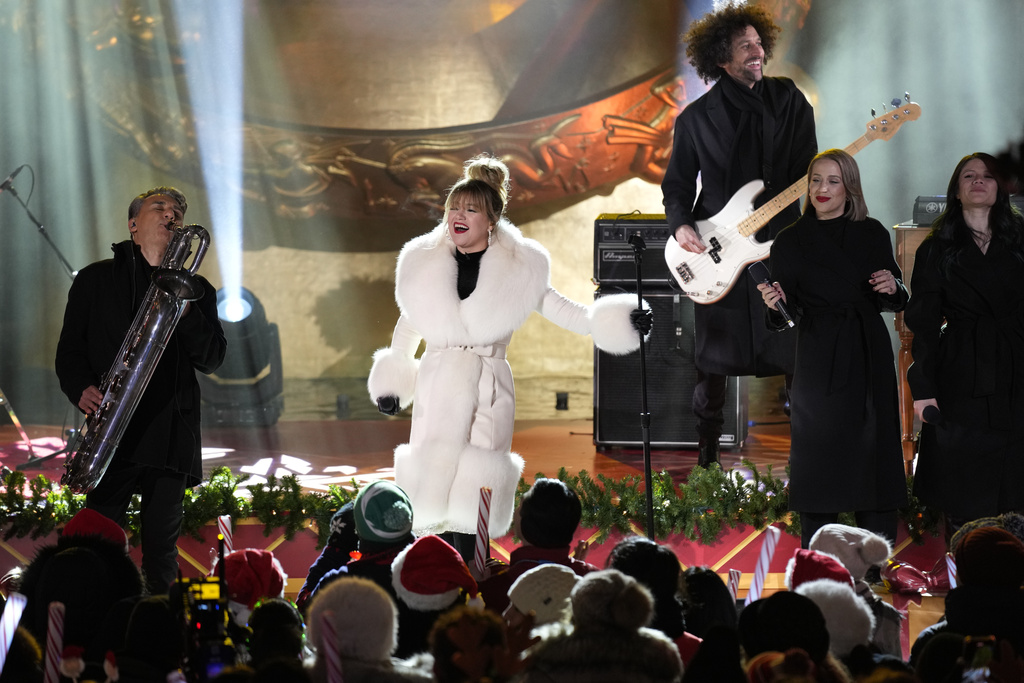 Kelly Clarkson performs before the lighting of a Christmas tree at Rockefeller Center in New York