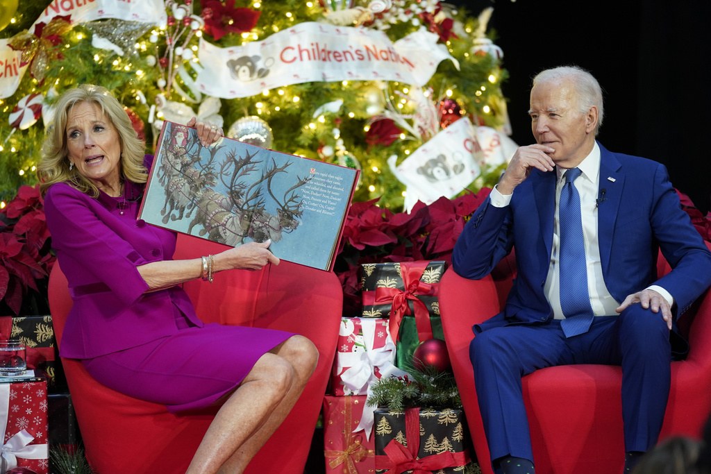 president-biden-first-lady-make-traditional-christmas-visit-to