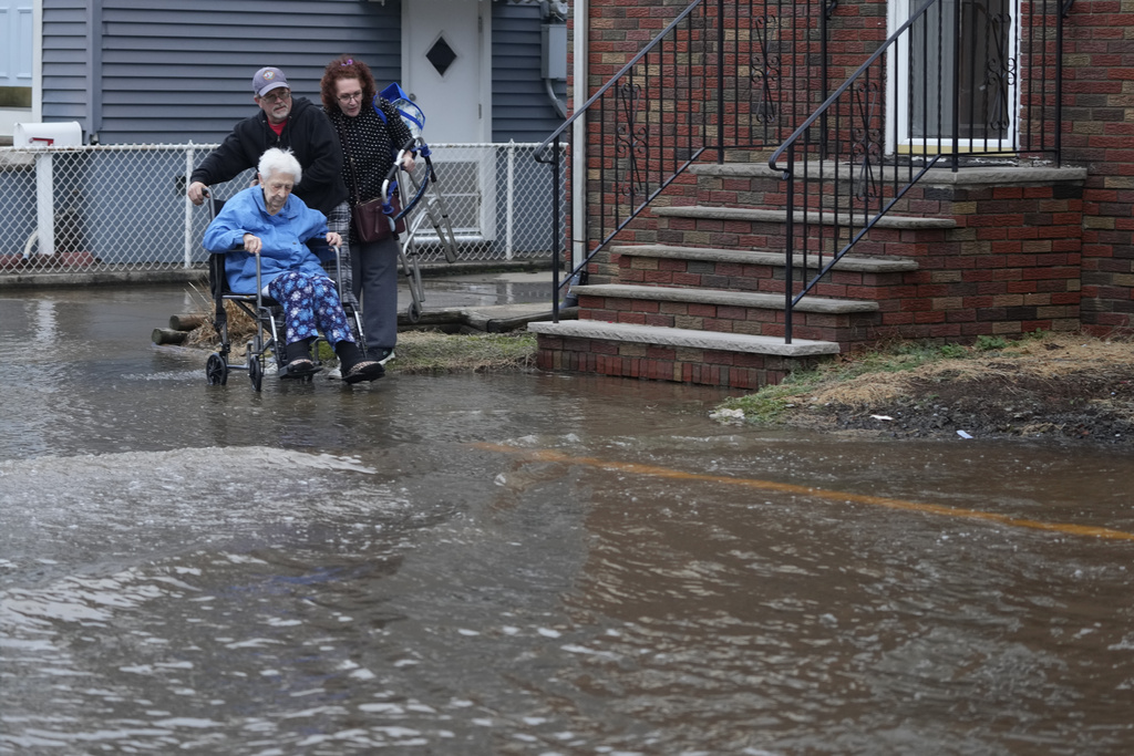 Heavy Snow, Flooding, Power Out For Hundreds Of Thousands - A Rough Weather Start For 2024 - Vimarsana News