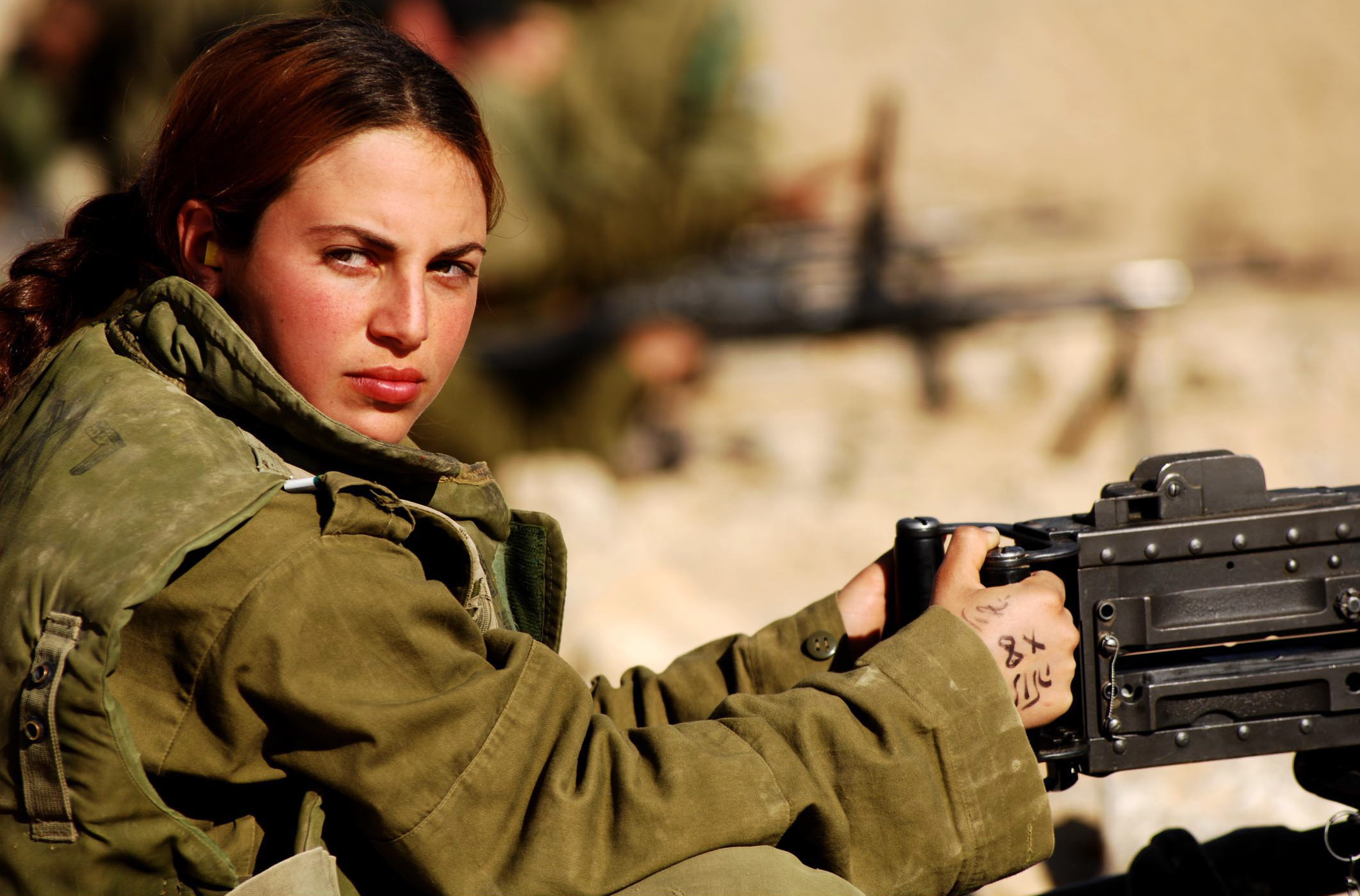 Israeli soldier assigned to machine gun