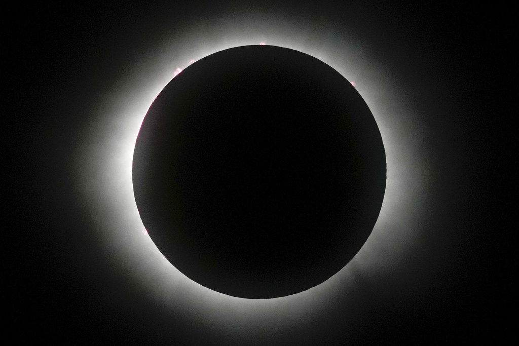 The out-of-sync darkness lasted up to 4 minutes, 28 seconds.