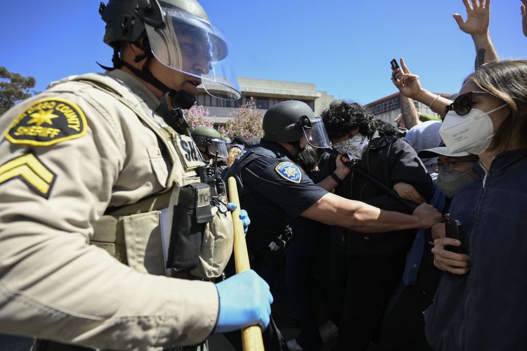 Police officers clash with Pro-Palestinian protesters at UC San Diego 