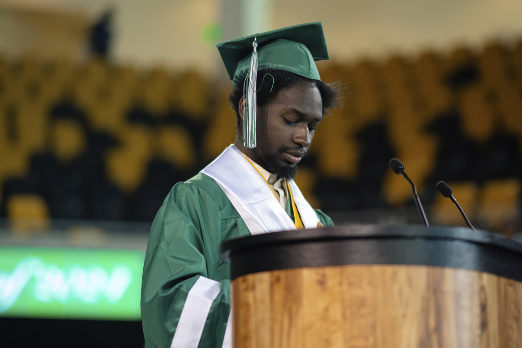 Homeless Student Is Valedictorian: Despite Housing Insecurity, Elijah ...