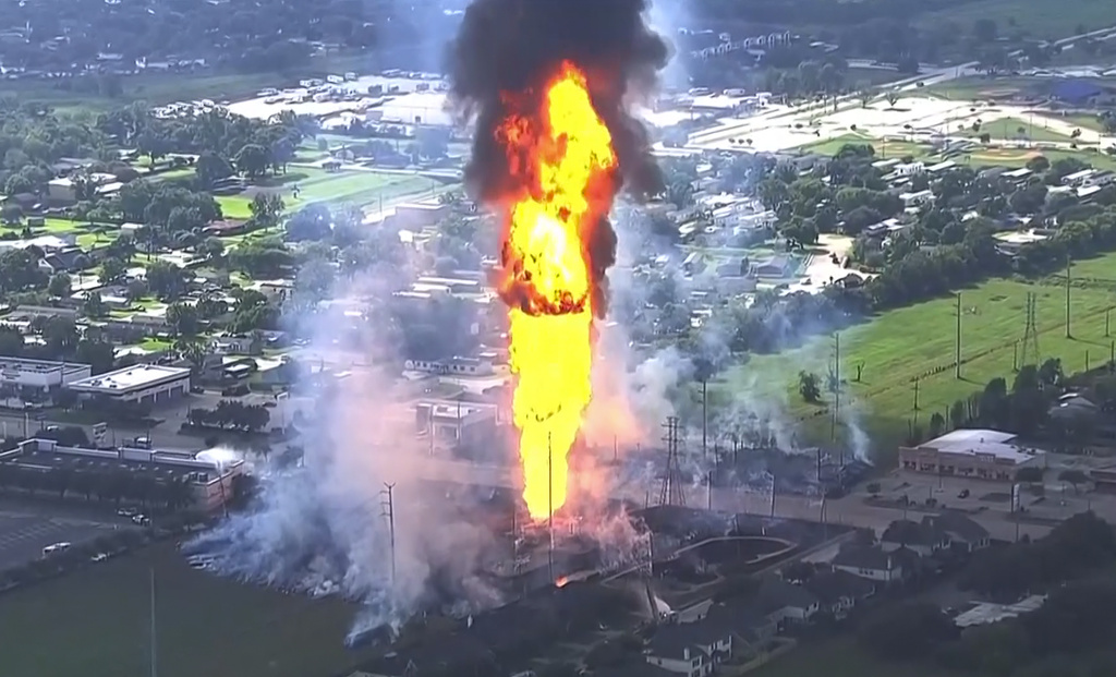 A Pipeline Explosion Forces Evacuations In A Houston Suburb Positive(03)