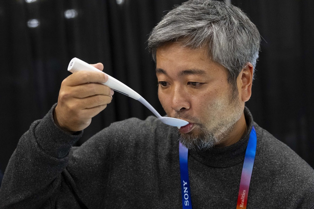 Kiyohiro Izumo uses the Kirin Electric Salt spoon which intensifies salt flavor by flowing a mild electric current through the food around the tongue to attract salt towards the tongue