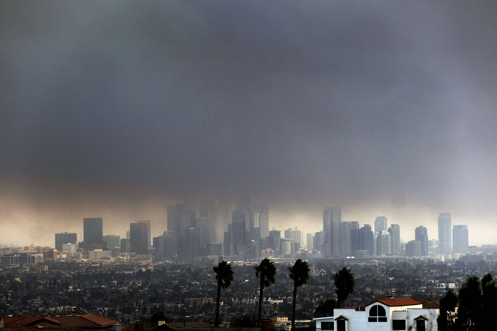 Thick heavy smoke from wildfires shrouds downtown Los Angeles 