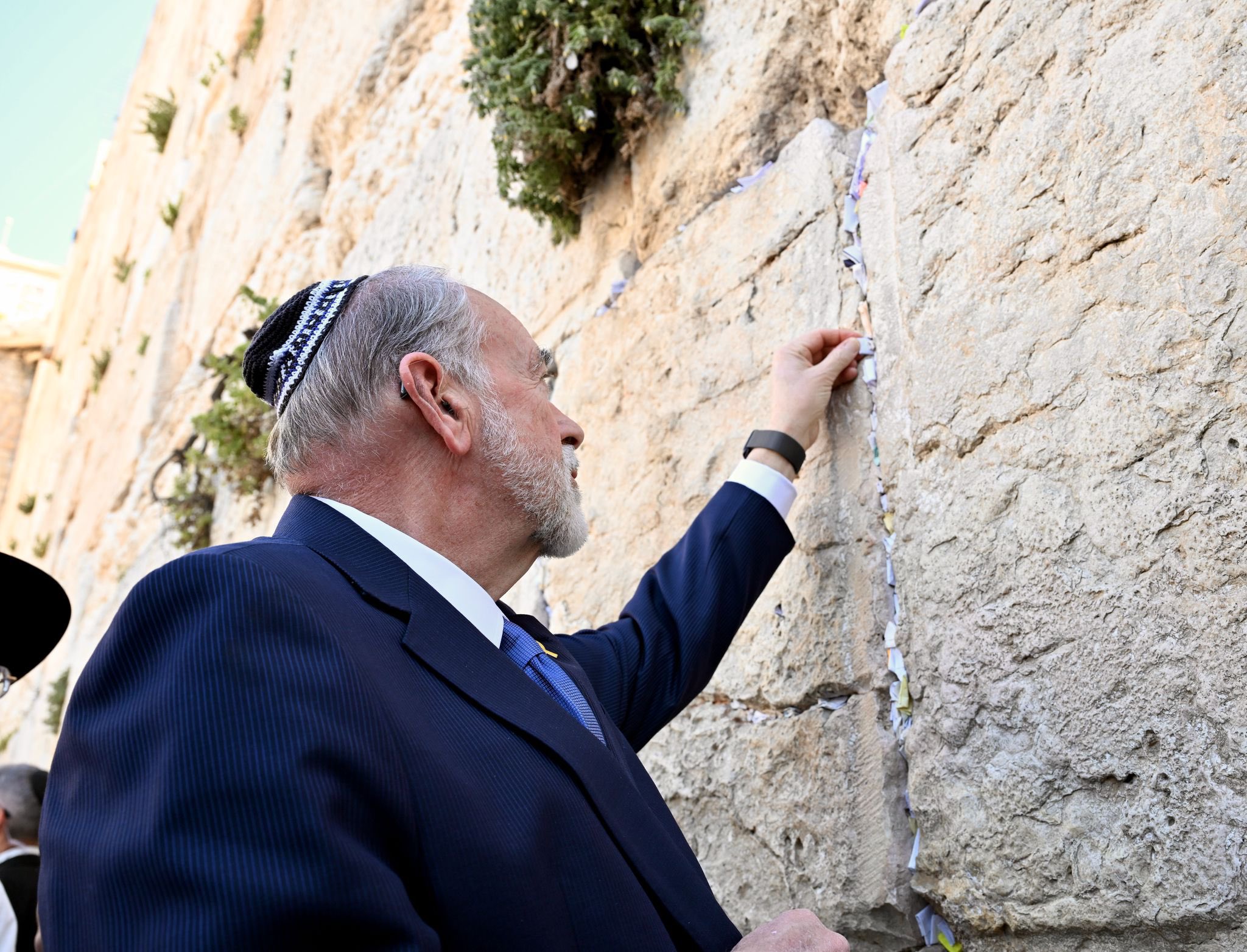 Huckabee inserts prayer note from President Trump into Western Wall